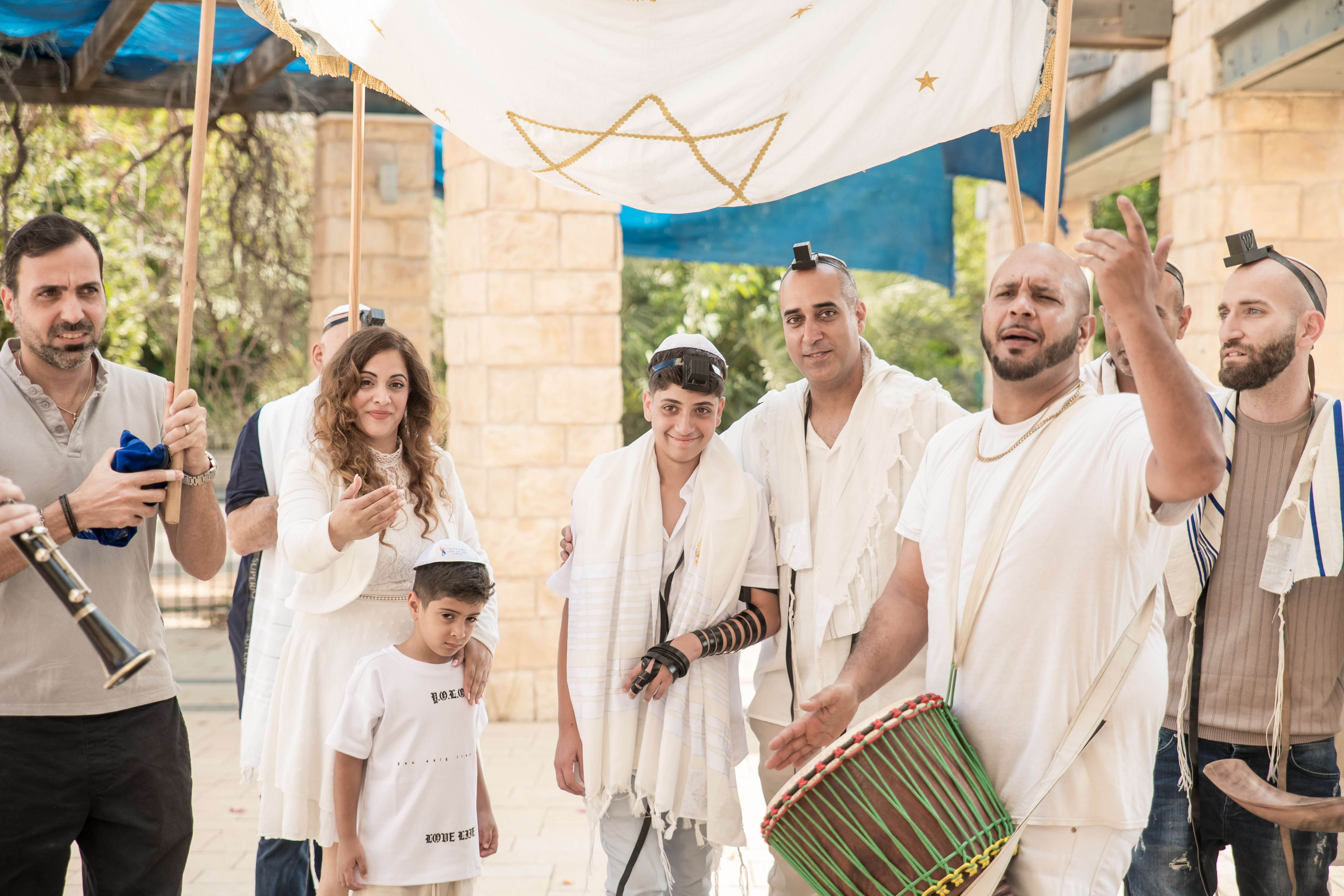 ריקודים ותופים בחגיגת בר מצווה