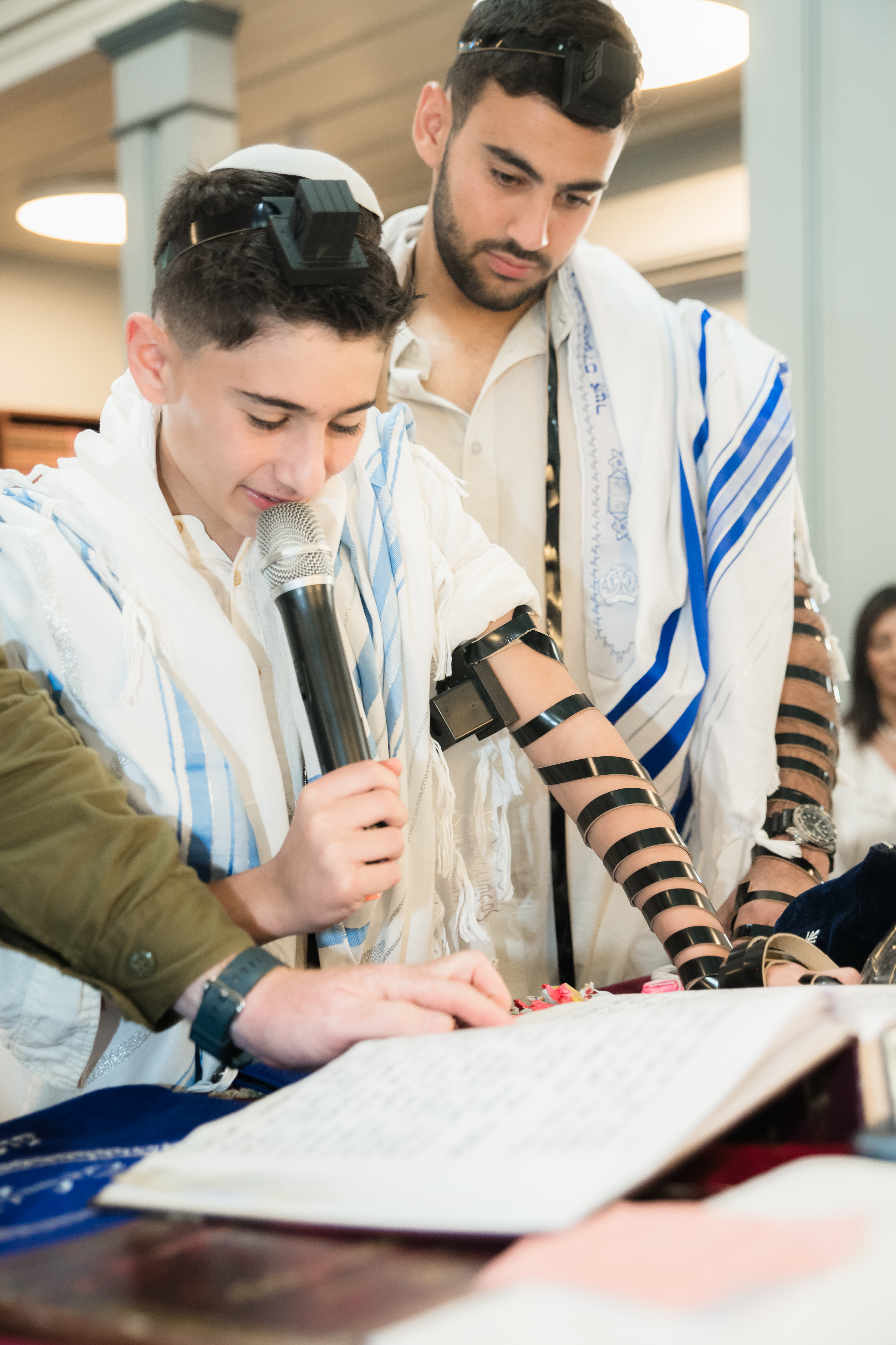 חתן בר מצווה קורא בתורה